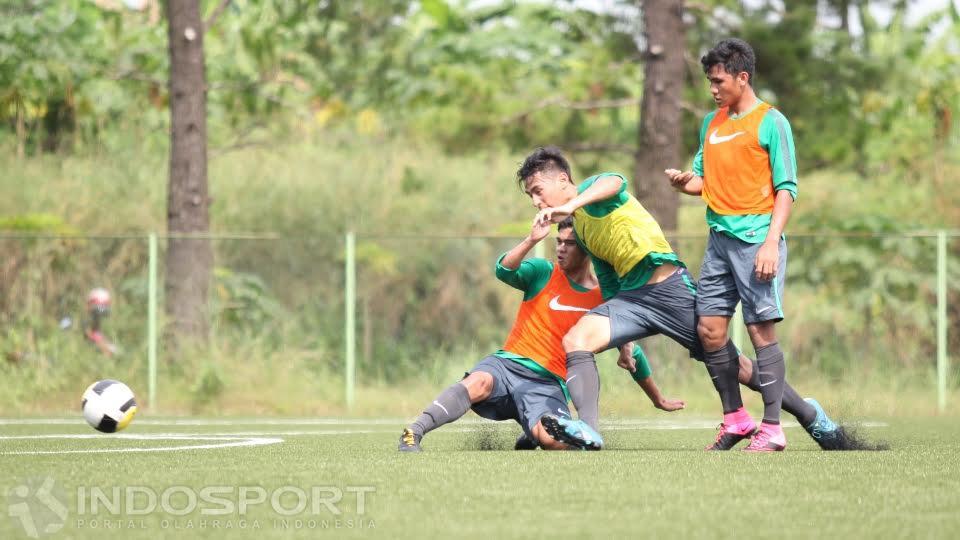 Para pemain seleksi Timnas Indonesia U-19 berduel saat latihan game, Senin (25/07/16). (INDOSPORT/Herry Ibrahim)